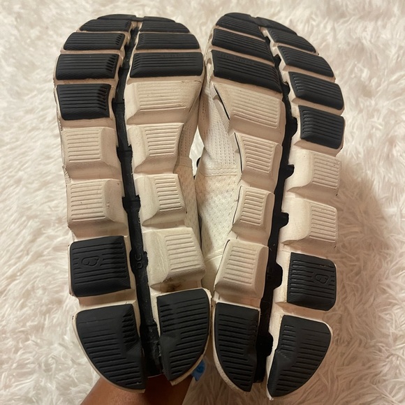 On Cloud running Shoes - Picture 9 of 16